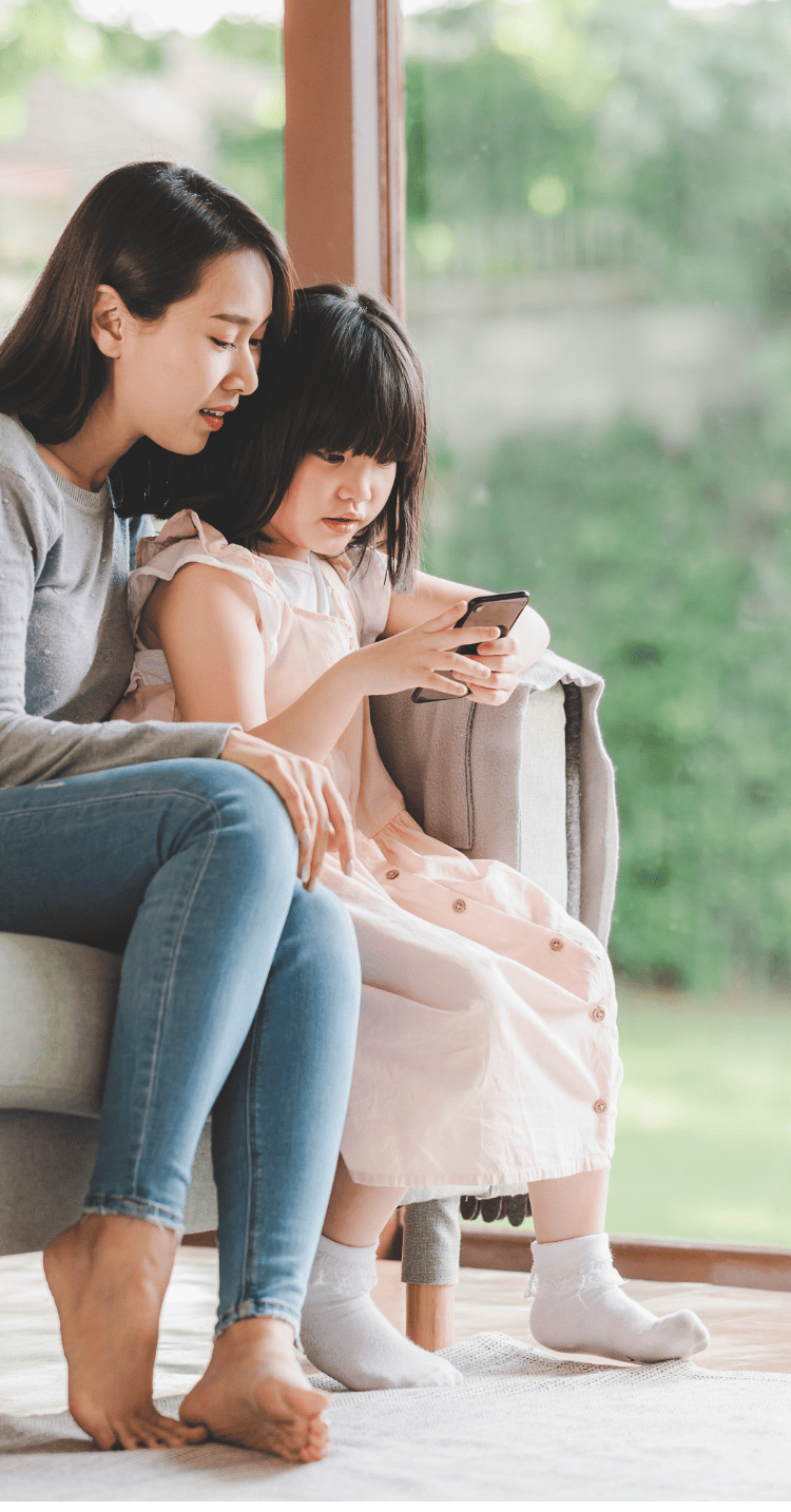 スマホを持つ人たち