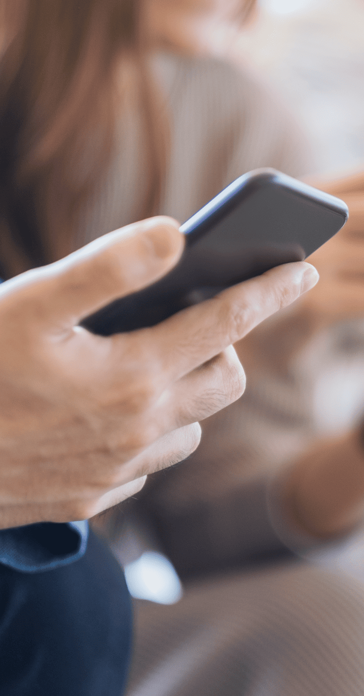 スマホを持つ人たち