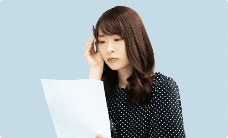 書類を見つめる女性