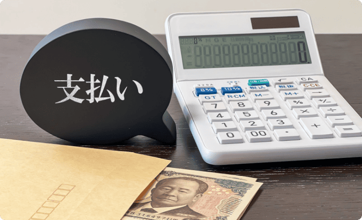 茶封筒に1万円札と電卓