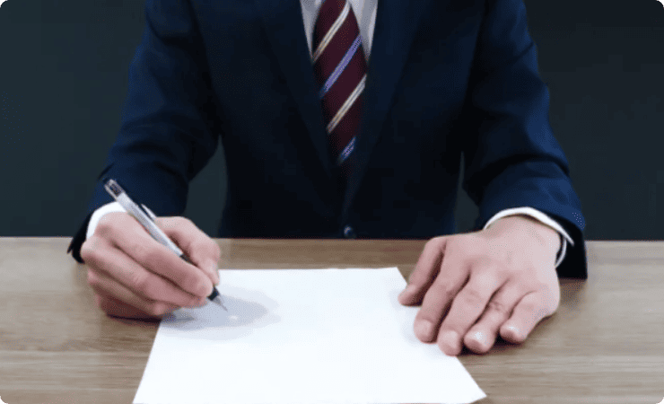 書類に書き込むスーツ姿の男性