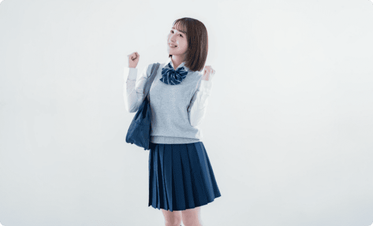 ガッツポーズをする制服姿の女性