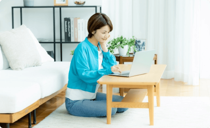 ノートパソコンを見つめる女性