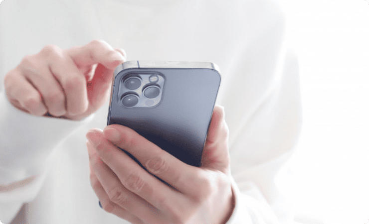 スマホ画面をタップする手