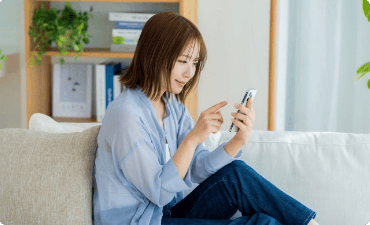 スマホを操作する女性