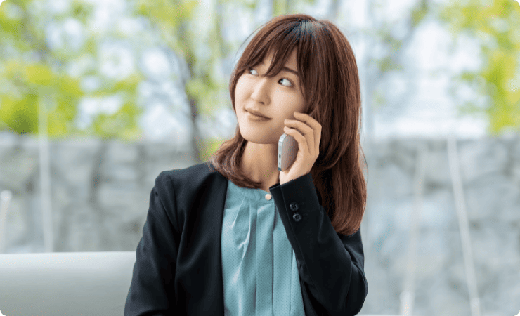 スマホで通話する女性