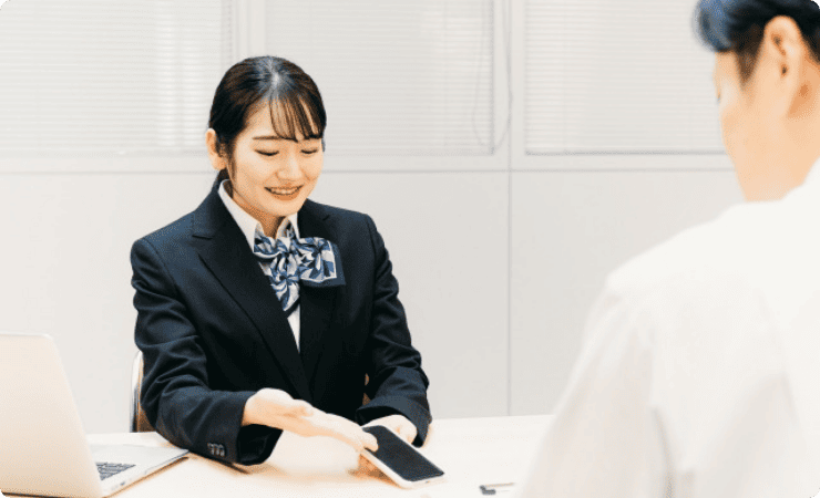 スマホのショップ店員が端末を勧めている