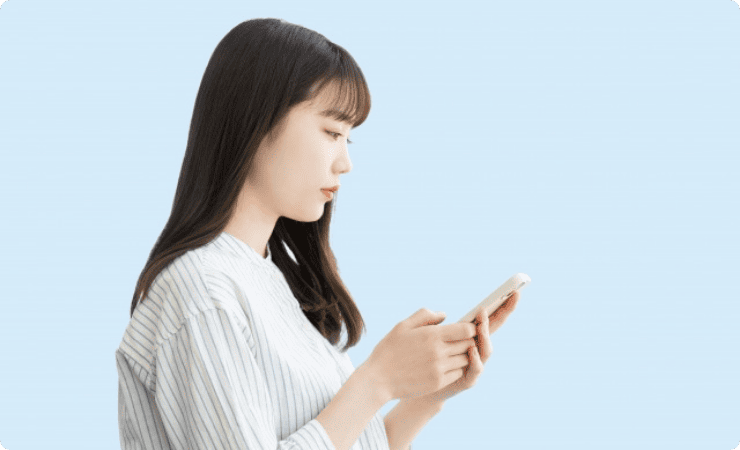 スマホを操作する女性