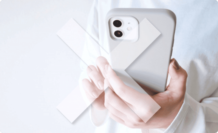 スマホを操作する手にバツマーク