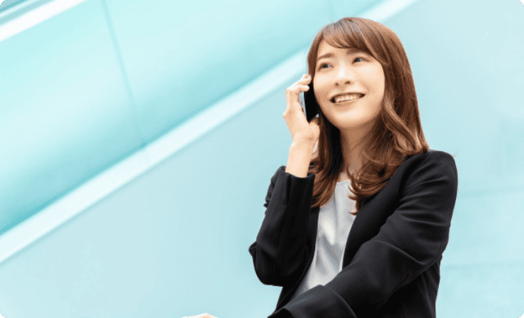 笑顔の女性がスマホで通話している