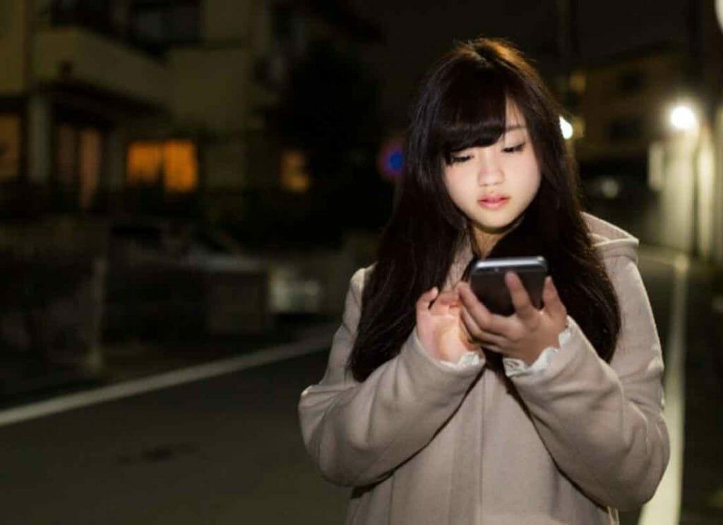 レンタルスマホを弄りながら歩く女の子