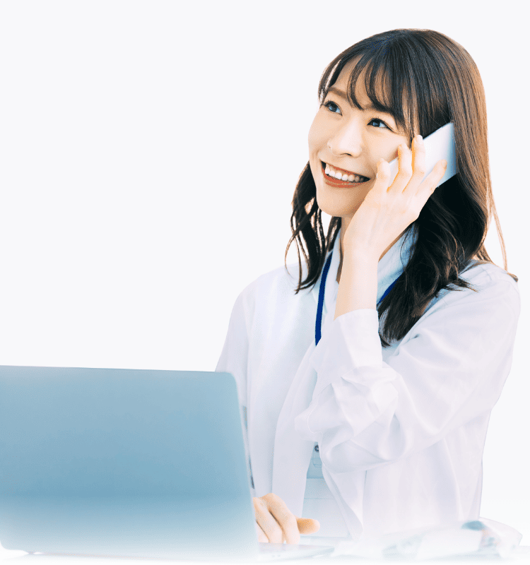 PCの前でスマホで電話する女性